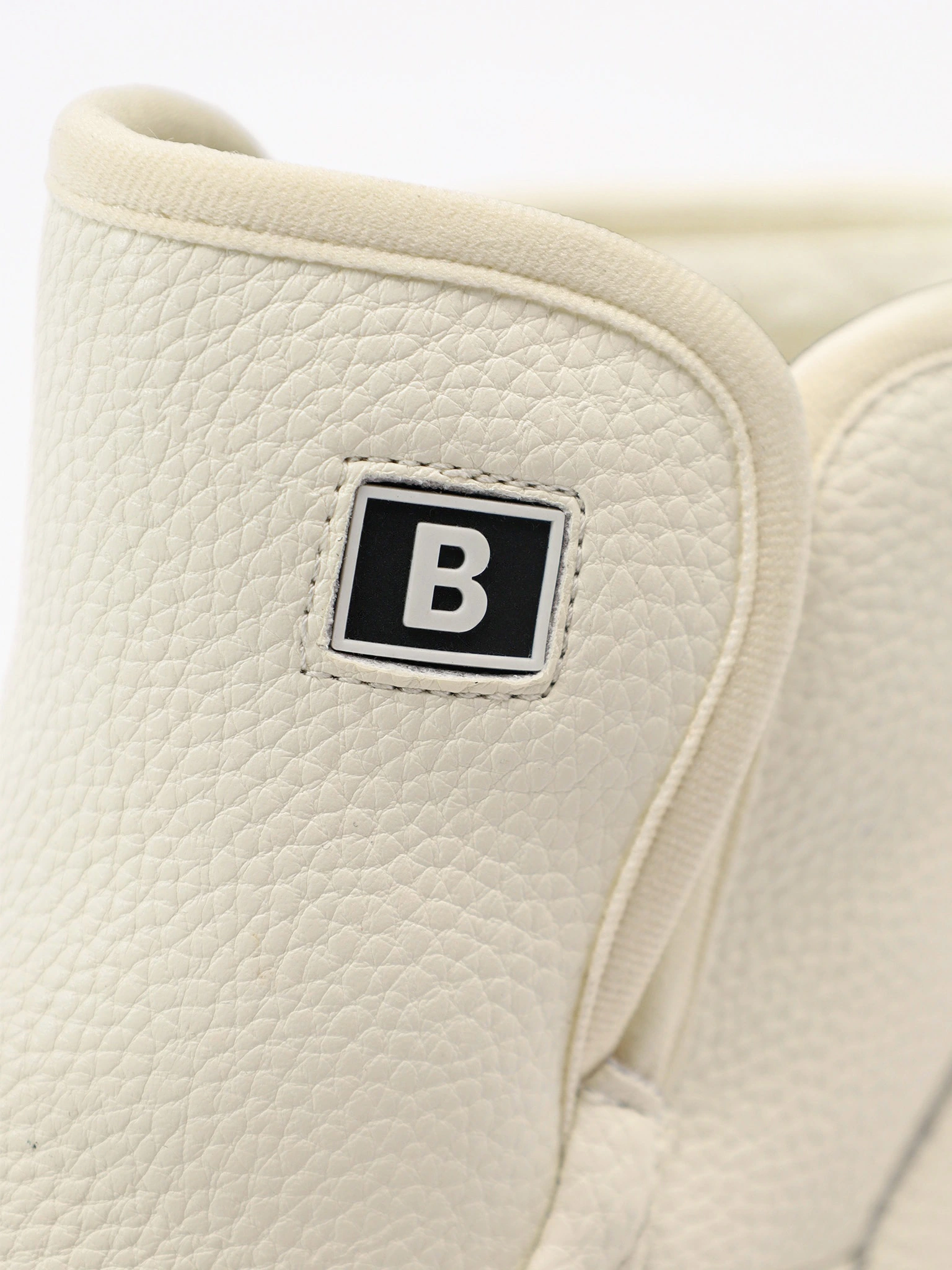 Ботинки белого цвета на низкой подошве